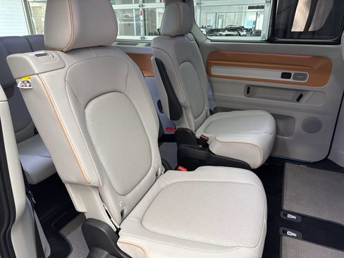 Used 2025 Volkswagen ID. Buzz 1st Edition image 32