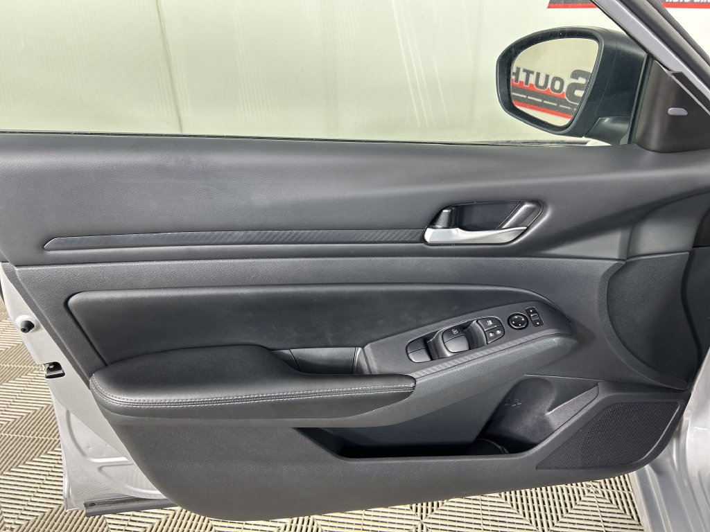 Used 2024 Nissan Altima 2.5 SV FWD image 11