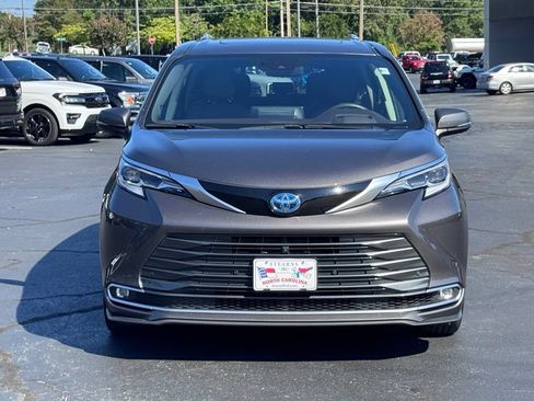 Used 2023 Toyota Sienna Platinum AWD/4WD image 20