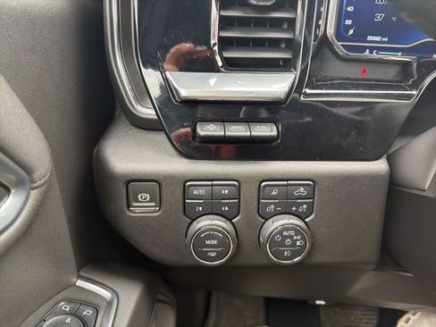 Used 2025 Chevrolet Silverado 1500 High Country w/ High Country Premium Package AWD/4WD image 30