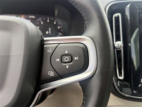 Used 2019 Volvo XC40 T5 Momentum image 20