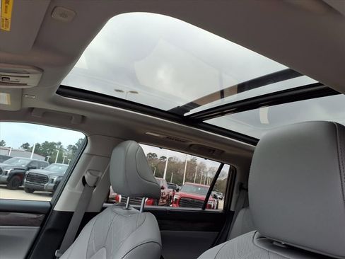 Used 2024 Toyota Highlander Platinum image 11