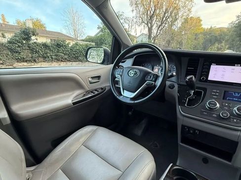 Used 2020 Toyota Sienna XLE image 23