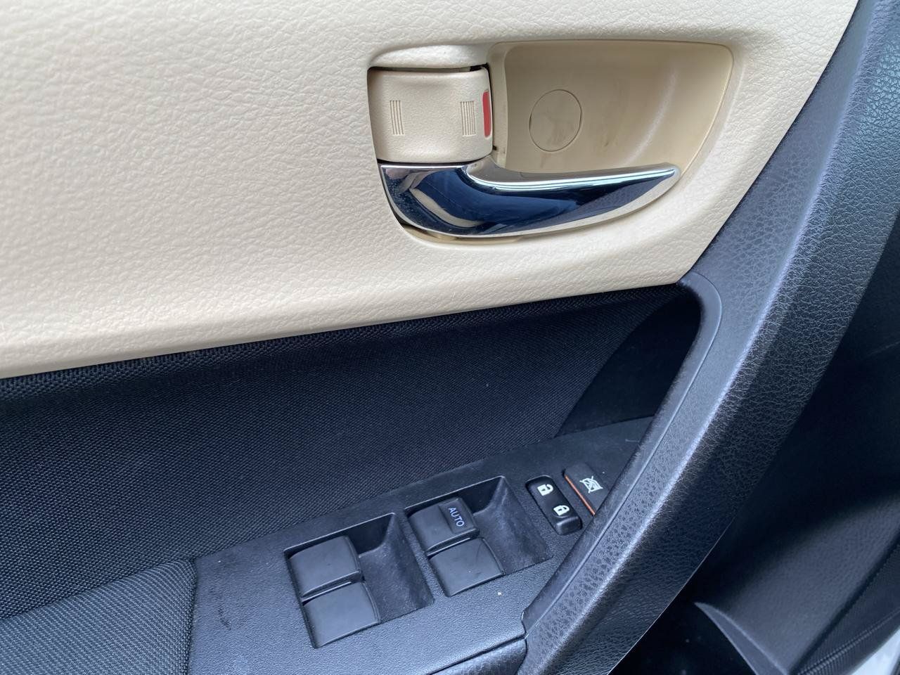 Used 2018 Toyota Corolla LE FWD image 13