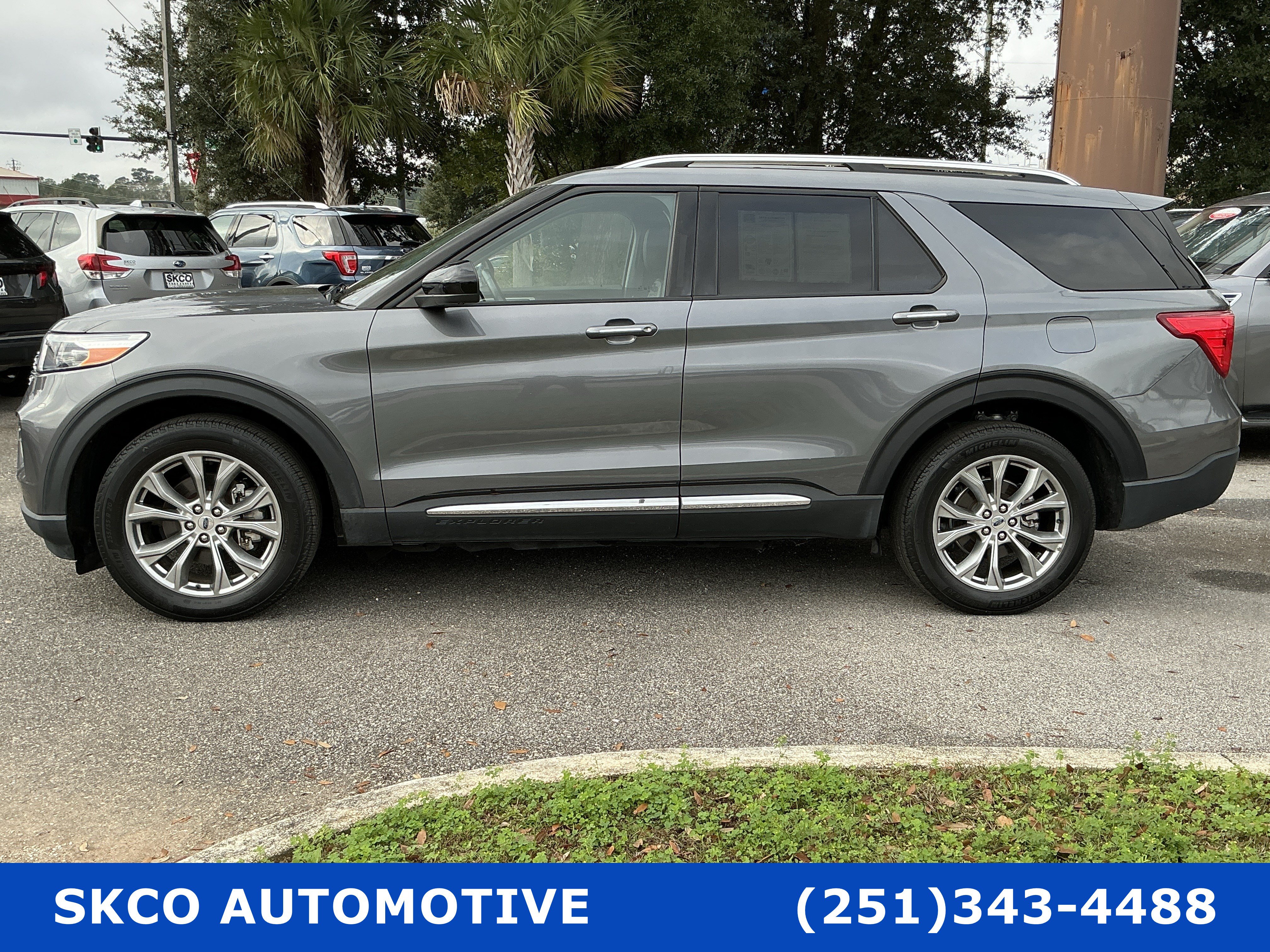 Used 2022 Ford Explorer Limited AWD/4WD image 2