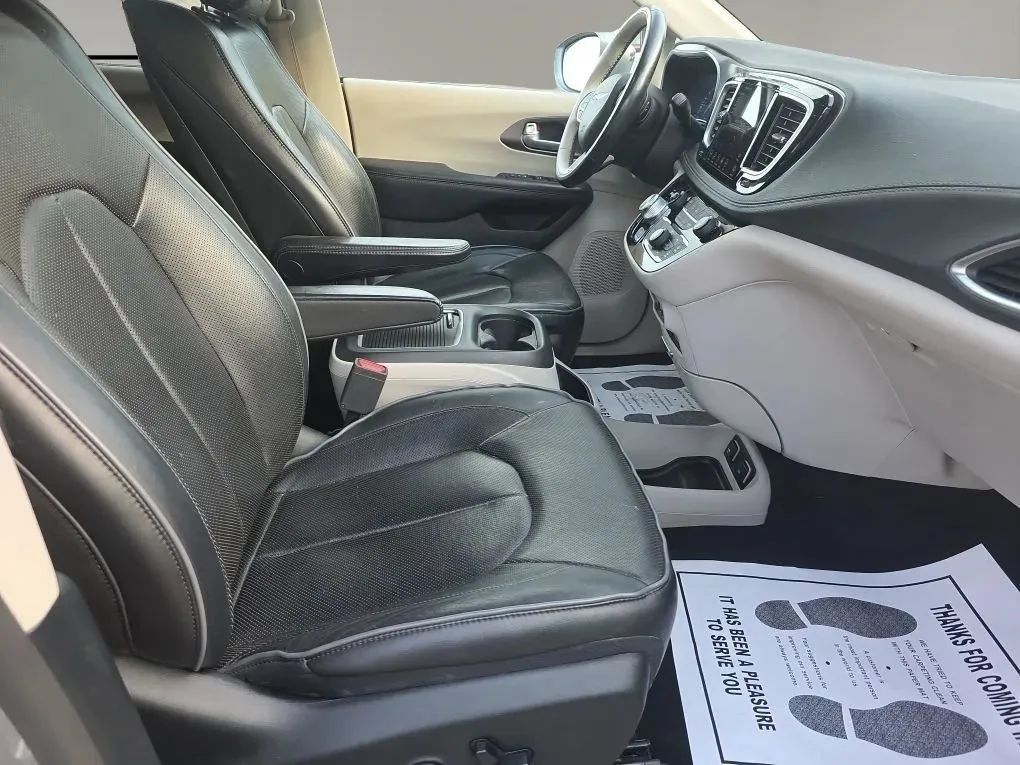 Used 2019 Chrysler Pacifica Limited w/ Advanced Safetytec Group FWD image 12