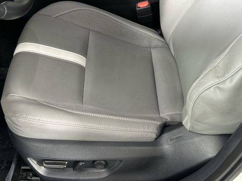 Used 2025 Toyota Camry SE w/ Convenience Package image 12