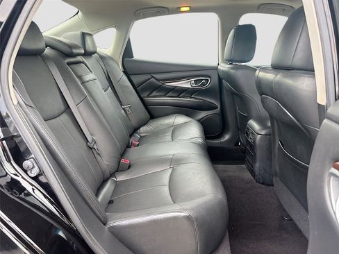 Used 2018 INFINITI Q70 Luxe image 29