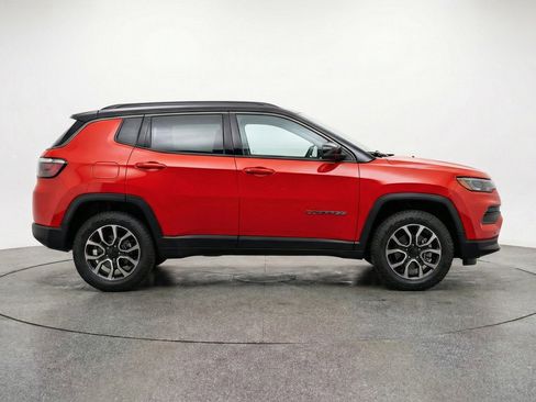 Used 2025 Jeep Compass Trailhawk AWD/4WD image 11