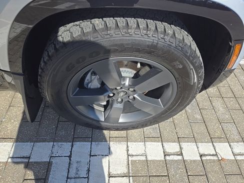 Certified 2024 Land Rover Defender 90 X-Dynamic SE image 12