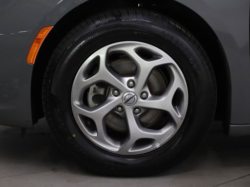 Used 2023 Chrysler Pacifica Limited FWD image 32