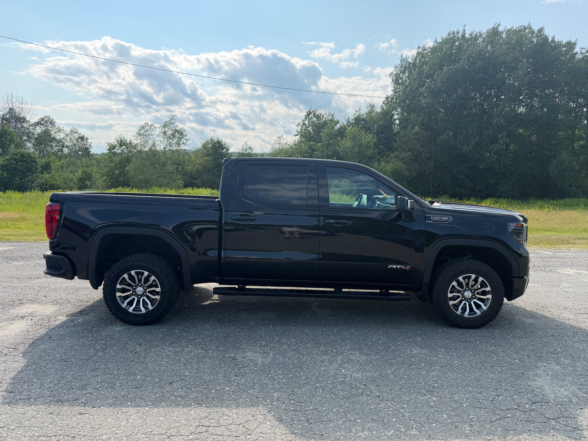 Used 2023 GMC Sierra 1500 AT4 w/ Technology Package AWD/4WD image 2