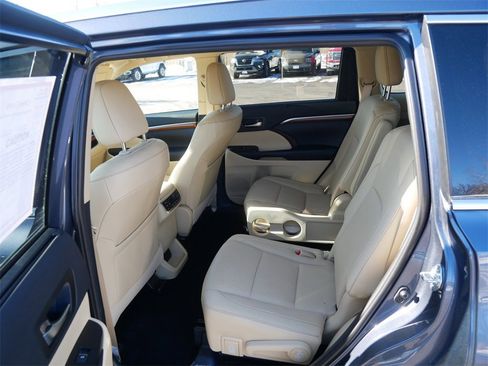 Certified 2019 Toyota Highlander Limited Platinum image 11
