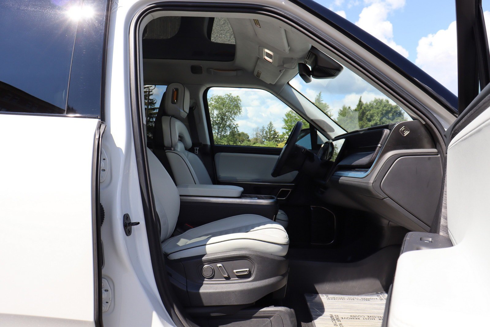 Used 2024 Rivian R1S Adventure Quad AWD/4WD image 23