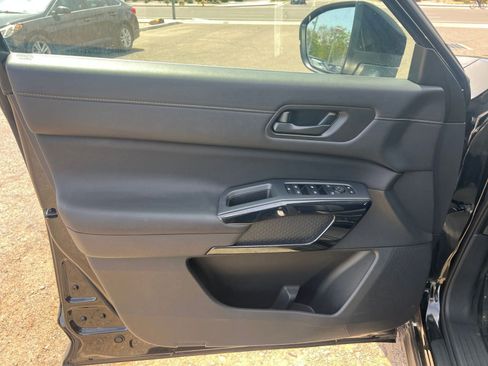 Used 2025 Nissan Pathfinder SV AWD/4WD image 18