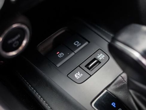 Used 2023 Toyota Venza LE AWD/4WD image 35