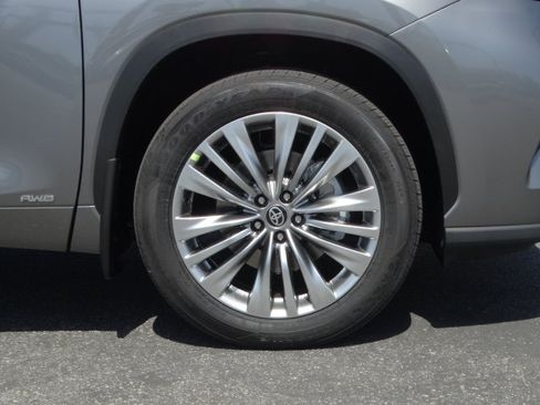 New 2026 Toyota Highlander Platinum AWD/4WD image 4