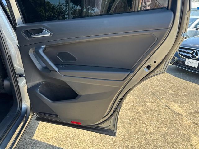 Used 2019 Volkswagen Tiguan SEL R-Line AWD/4WD image 17