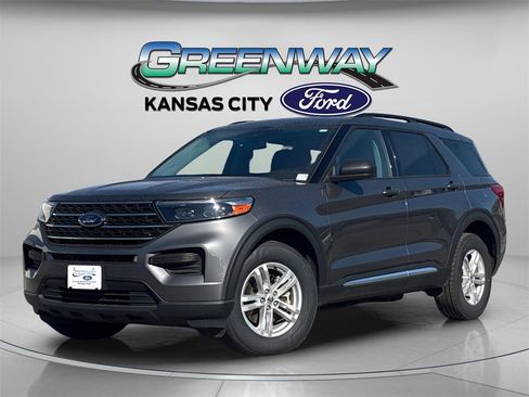 Used 2023 Ford Explorer XLT image 3