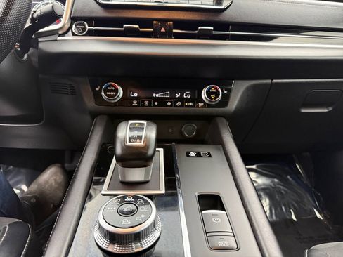 Used 2025 Mitsubishi Outlander SE image 22