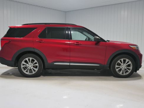 Used 2020 Ford Explorer XLT w/ Equipment Group 202A image 4