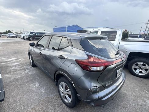 Used 2021 Nissan Kicks S FWD image 11