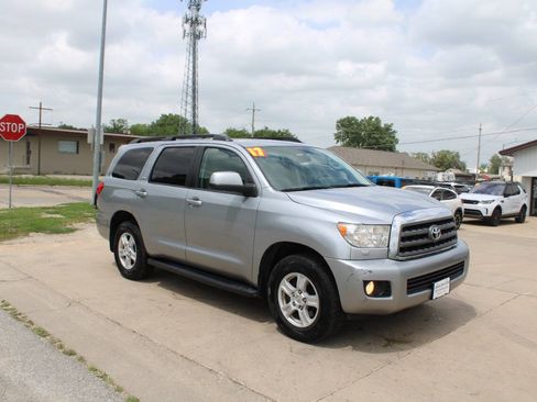 Used 2017 Toyota Sequoia SR5 AWD/4WD image 2