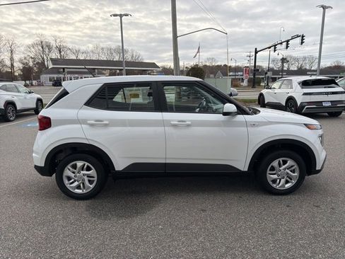 Certified 2025 Hyundai Venue SE image 5