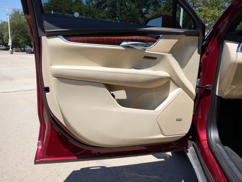 Used 2018 Cadillac XT5 Luxury w/ Driver Awareness Package FWD image 17
