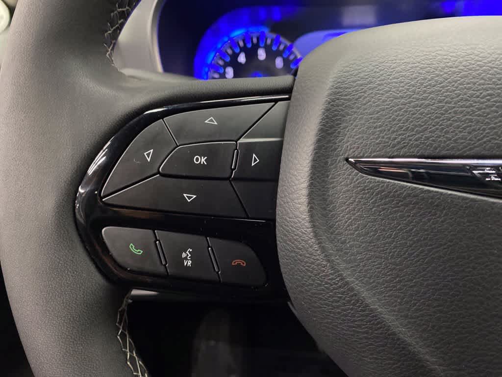 Used 2025 Chrysler Pacifica Limited FWD image 19