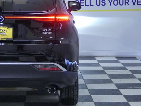 Used 2021 Toyota Venza XLE image 32