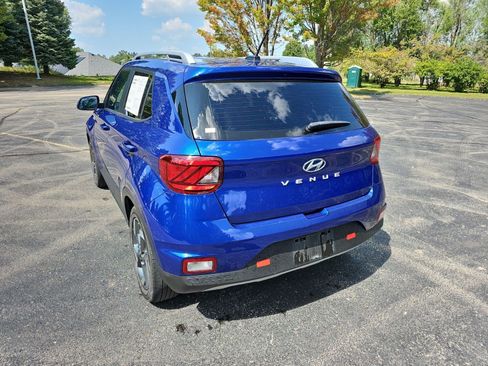 Used 2023 Hyundai Venue SEL FWD image 3