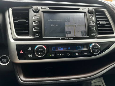 Used 2019 Toyota Highlander Limited AWD/4WD image 16