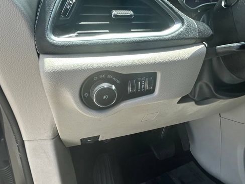 Used 2021 Chrysler Pacifica Limited AWD/4WD image 18