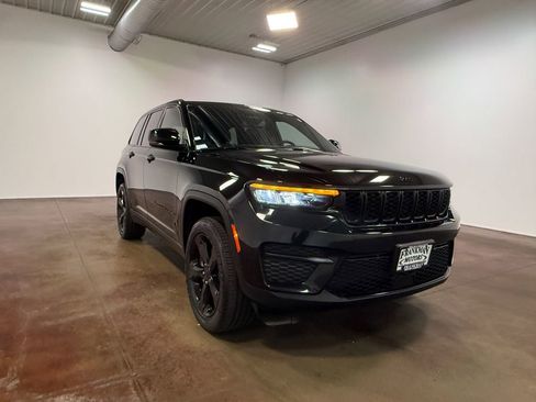 Used 2024 Jeep Grand Cherokee Altitude image 30