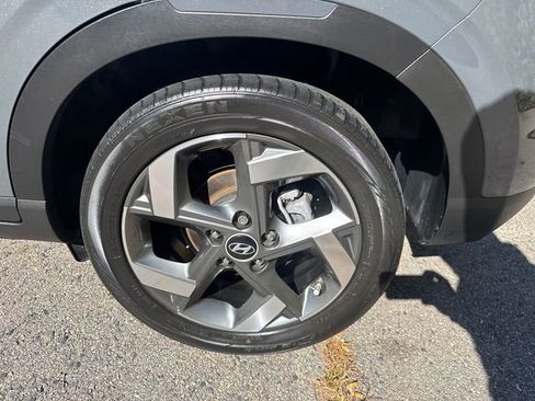 Used 2024 Hyundai Venue Limited image 17