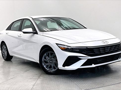 Certified 2024 Hyundai Elantra SEL image 11