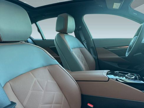 Used 2025 BMW i5 xDrive40 image 33