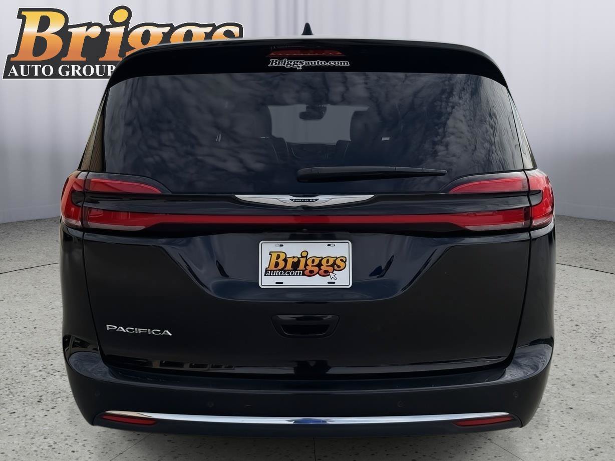 Used 2025 Chrysler Pacifica Select FWD image 4