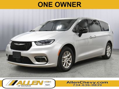 Used 2024 Chrysler Pacifica Touring-L