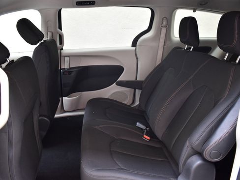 Used 2019 Chrysler Pacifica L FWD image 19
