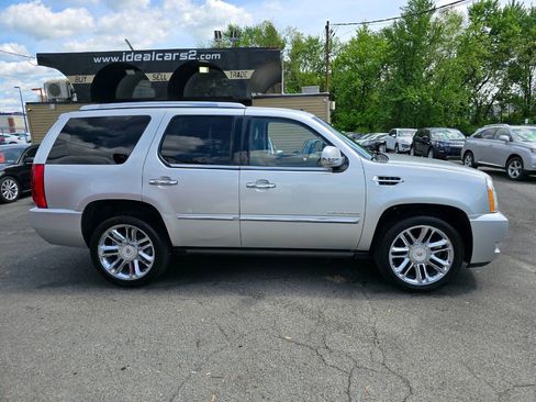 Used 2014 Cadillac Escalade Platinum AWD/4WD image 2