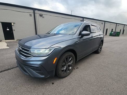 Used 2023 Volkswagen Tiguan SE w/ Panoramic Sunroof Package FWD image 6