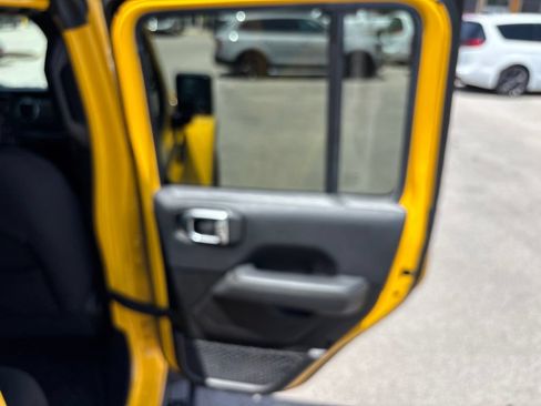 Used 2019 Jeep Wrangler Unlimited Sahara w/ Uconnect 4C Nav & Sound Group AWD/4WD image 38