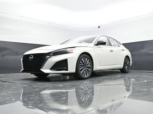 Used 2025 Nissan Altima 2.5 SV FWD image 53