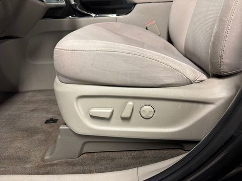 Used 2021 Kia Sedona LX image 25