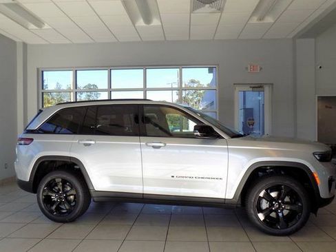 New 2025 Jeep Grand Cherokee Limited w/ Luxury Tech Group II RWD image 6