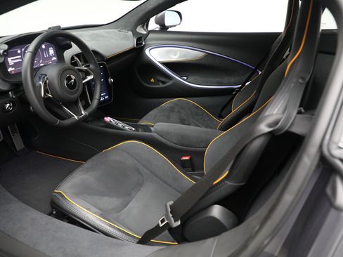 Used 2024 McLaren Artura RWD image 23