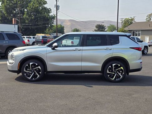 Used 2022 Mitsubishi Outlander ES image 2