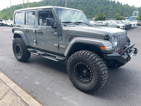 Used 2019 Jeep Wrangler Unlimited Sahara AWD/4WD image 3